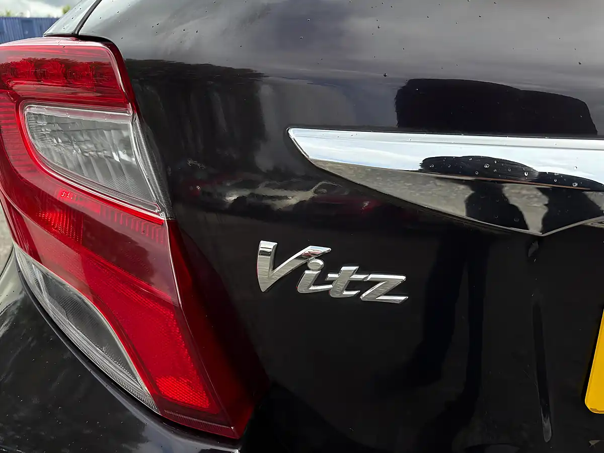 Used 2015 Toyota Vitz Purple - Interior and Exterior details 19