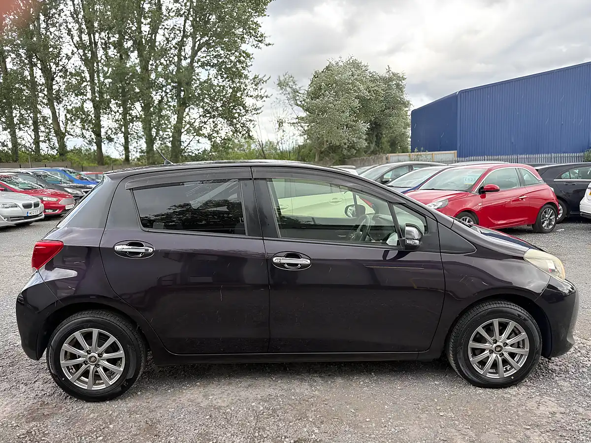 Used 2015 Toyota Vitz Purple - Interior and Exterior details 9