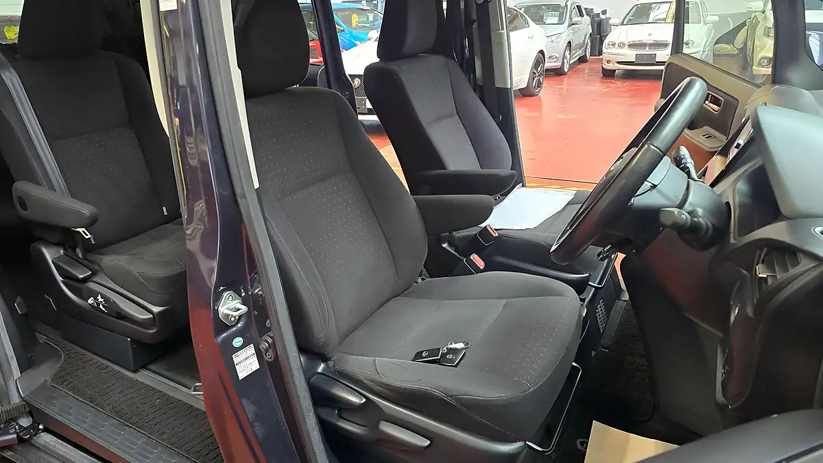 Used 2015 Toyota Voxy 7 Seats Black - Interior and Exterior details 12