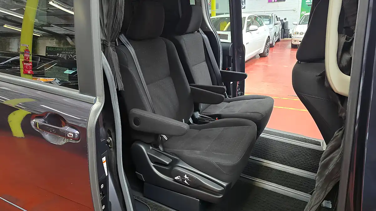 Used 2015 Toyota Voxy 7 Seats Black - Interior and Exterior details 13