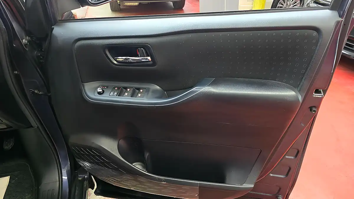 Used 2015 Toyota Voxy 7 Seats Black - Interior and Exterior details 14