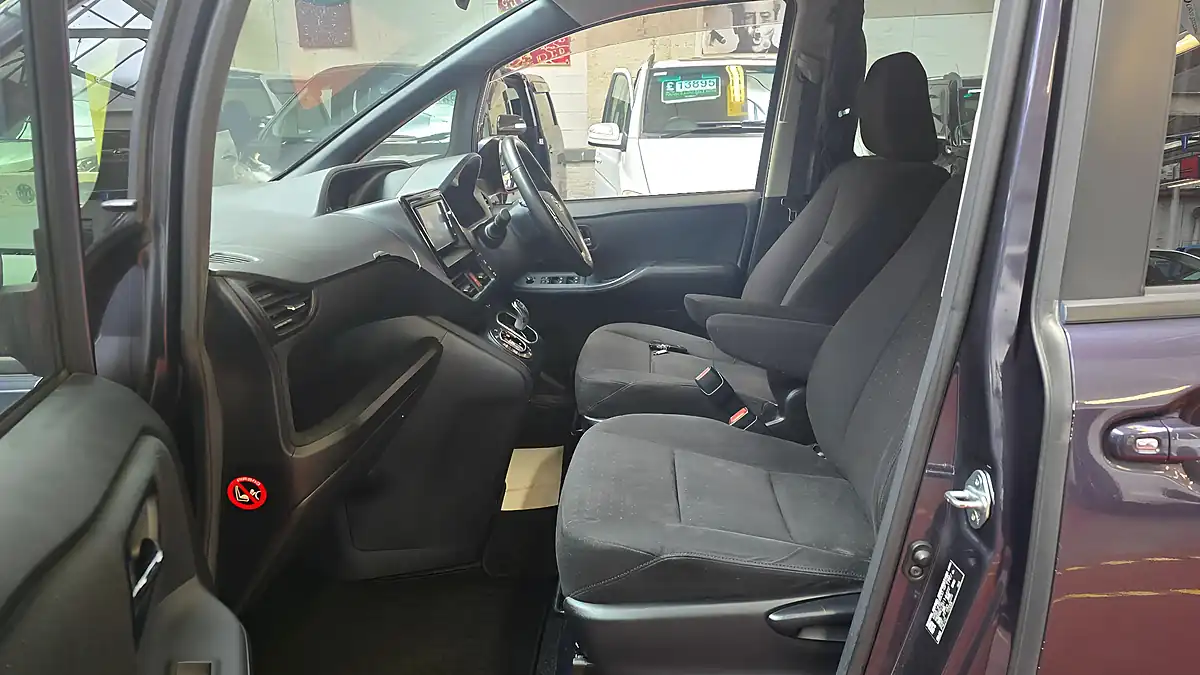 Used 2015 Toyota Voxy 7 Seats Black - Interior and Exterior details 4