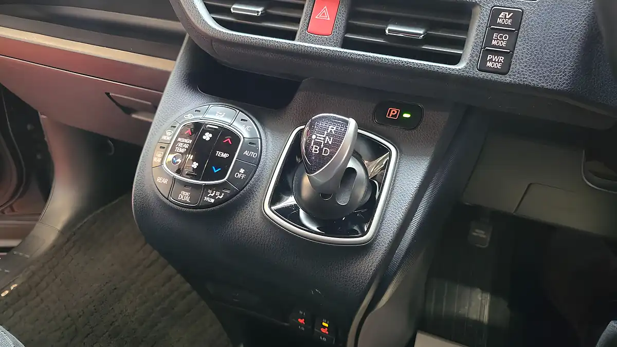 Used 2015 Toyota Voxy 7 Seats Black - Interior and Exterior details 6