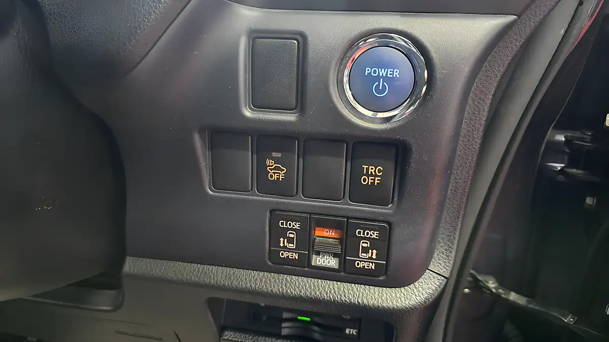 Used 2015 Toyota Voxy 7 Seats Black - Interior and Exterior details 7
