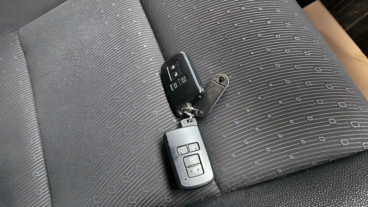 Used 2015 Toyota Voxy 7 Seats Black - Interior and Exterior details 8