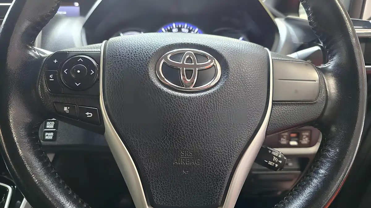 Used 2015 Toyota Voxy Esquire Leather 7 Seats Black - Interior and Exterior details 11