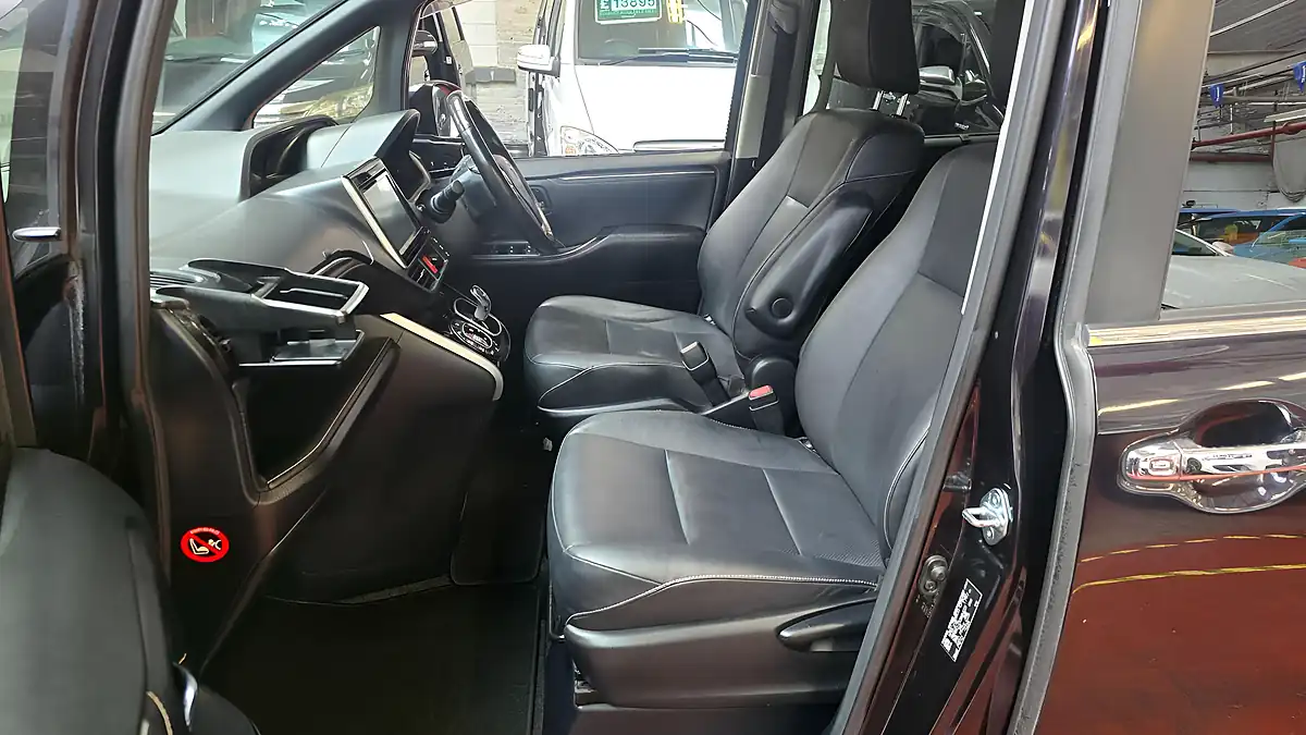 Used 2015 Toyota Voxy Esquire Leather 7 Seats Black - Interior and Exterior details 15