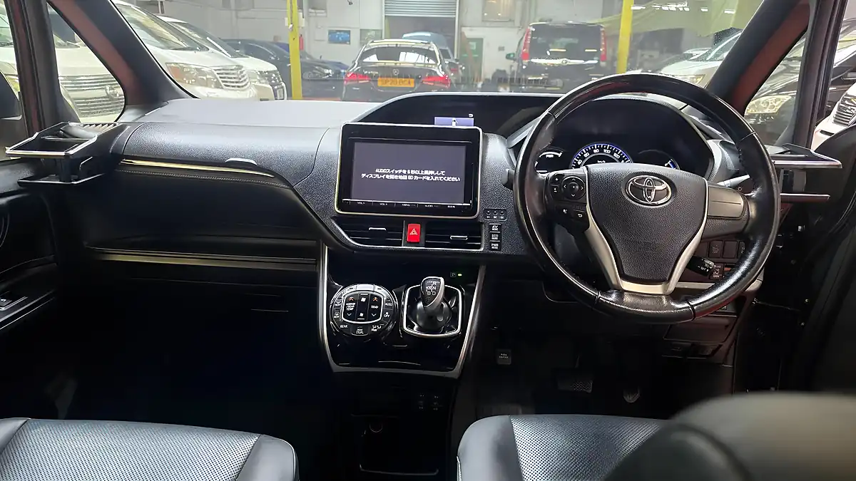 Used 2015 Toyota Voxy Esquire Leather 7 Seats Black - Interior and Exterior details 4