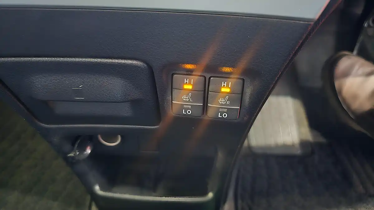 Used 2015 Toyota Voxy Esquire Leather 7 Seats Black - Interior and Exterior details 7