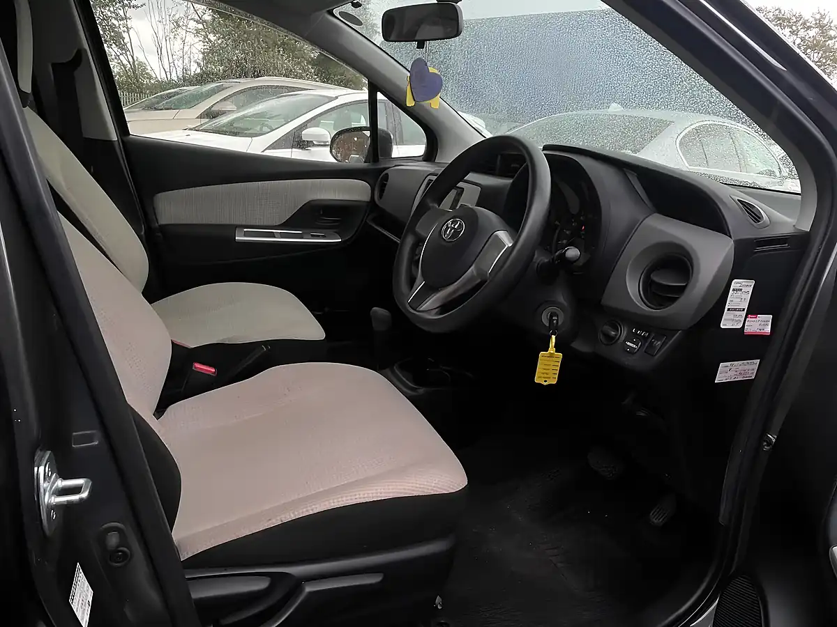 Used 2015 Toyota Yaris Automatic Grey - Interior and Exterior details 9