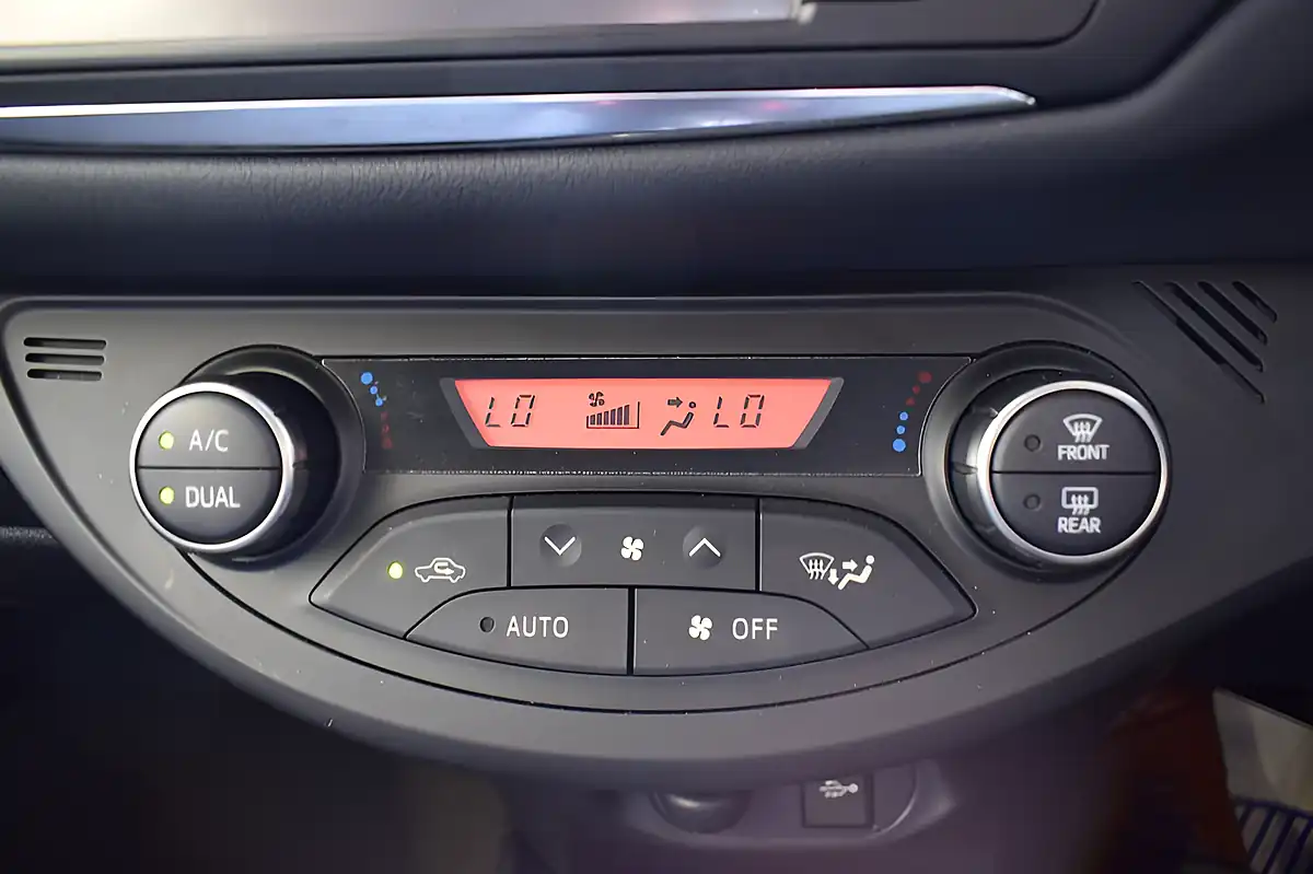 Used 2015 Toyota Yaris Excel Blue - Interior and Exterior details 8
