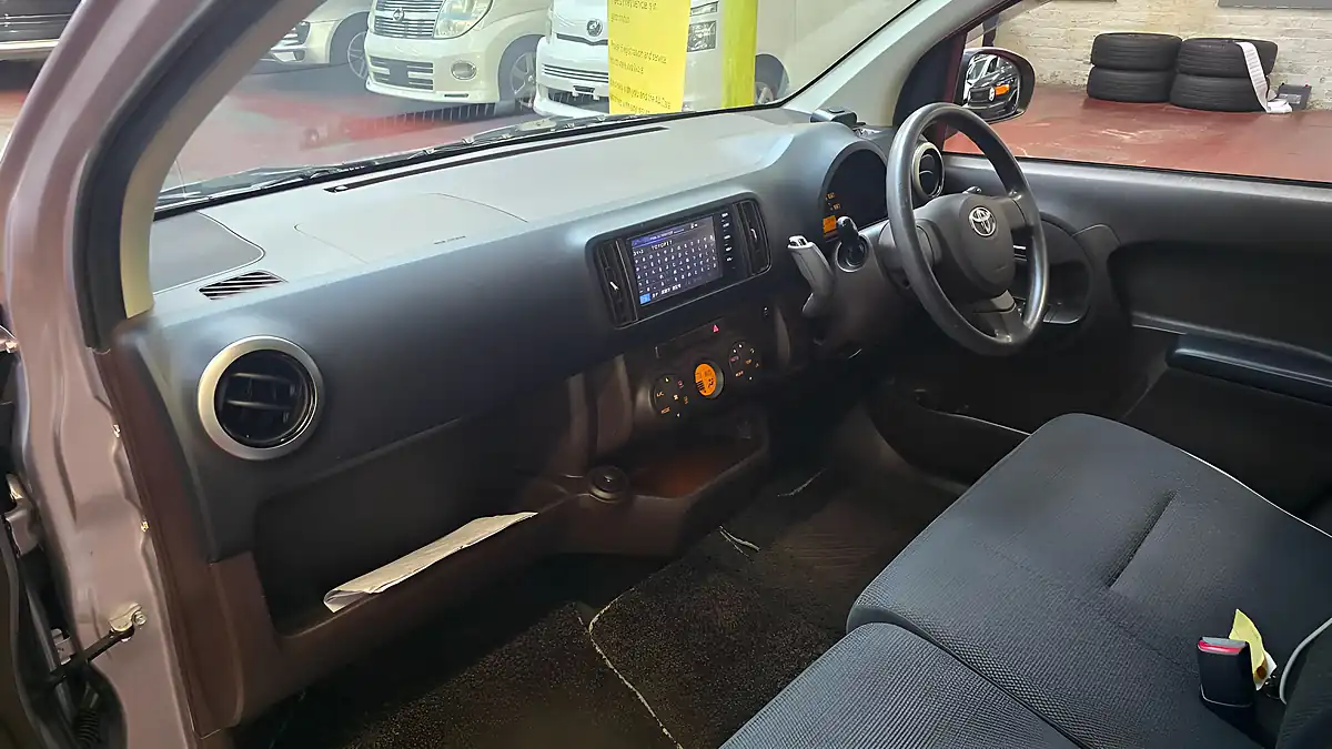 Used 2015 Toyota Yaris Hatchback Silver - Interior and Exterior details 10