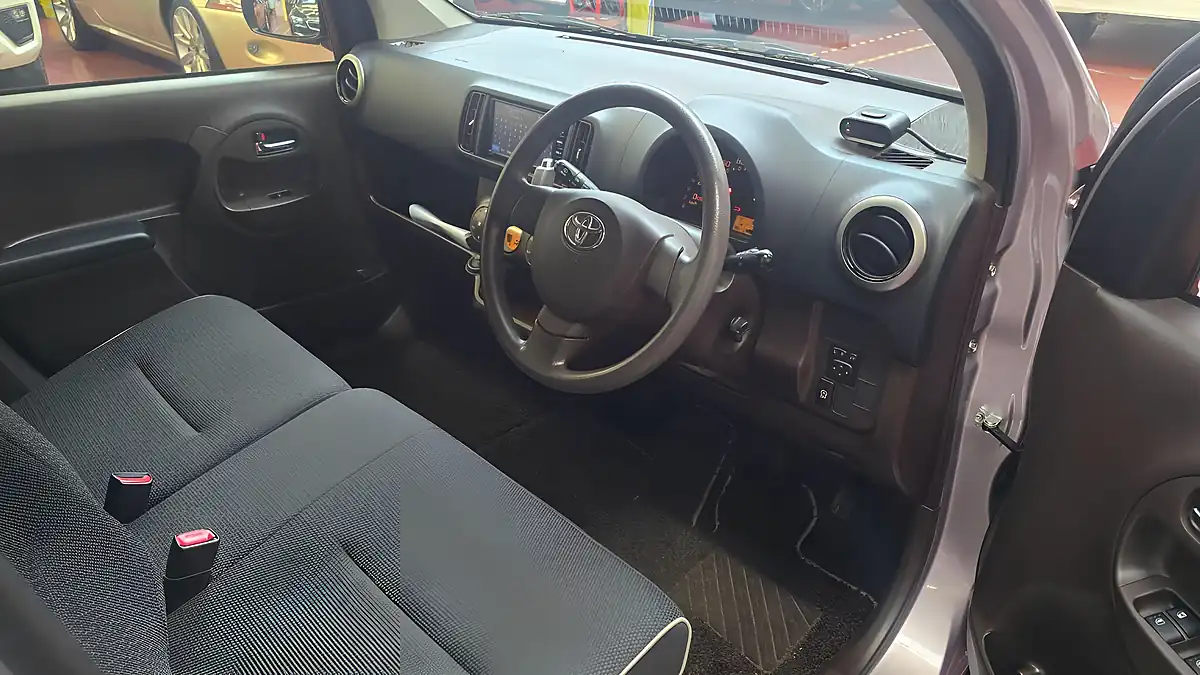 Used 2015 Toyota Yaris Hatchback Silver - Interior and Exterior details 11