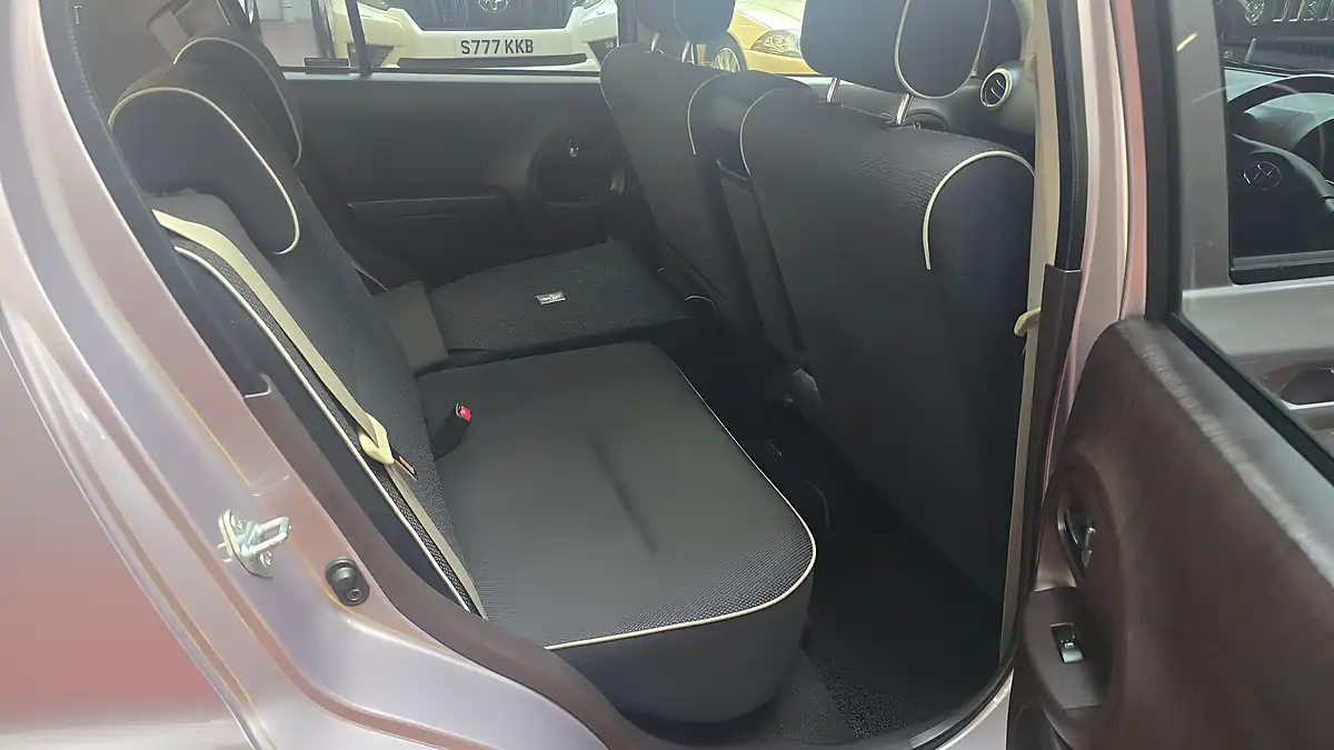 Used 2015 Toyota Yaris Hatchback Silver - Interior and Exterior details 12