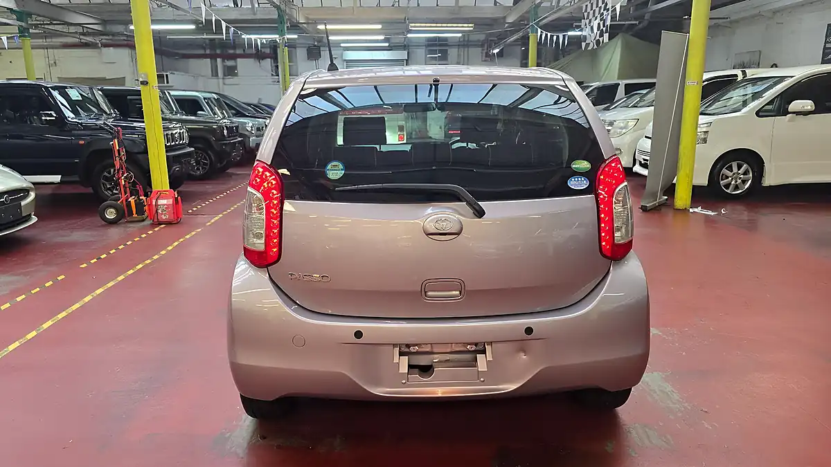 Used 2015 Toyota Yaris Hatchback Silver - Interior and Exterior details 16