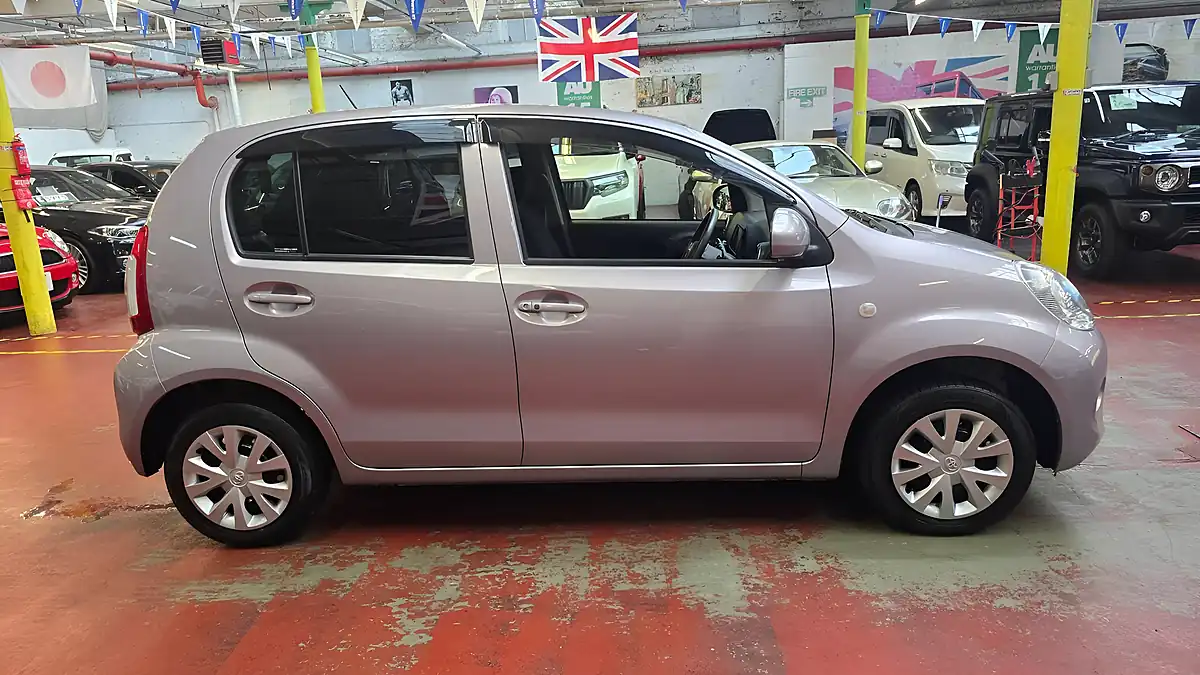 Used 2015 Toyota Yaris Hatchback Silver - Interior and Exterior details 17