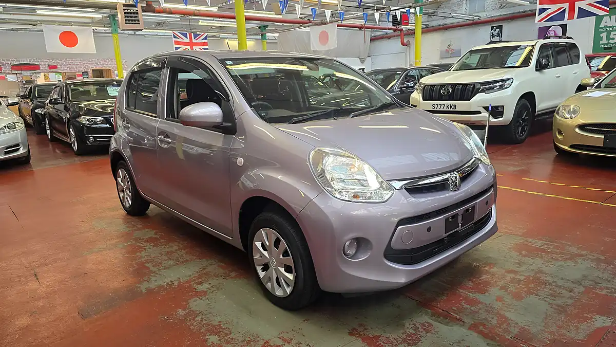 Used 2015 Toyota Yaris Hatchback Silver - Interior and Exterior details 2