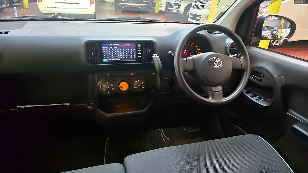 Used 2015 Toyota Yaris Hatchback Silver - Interior and Exterior details 3