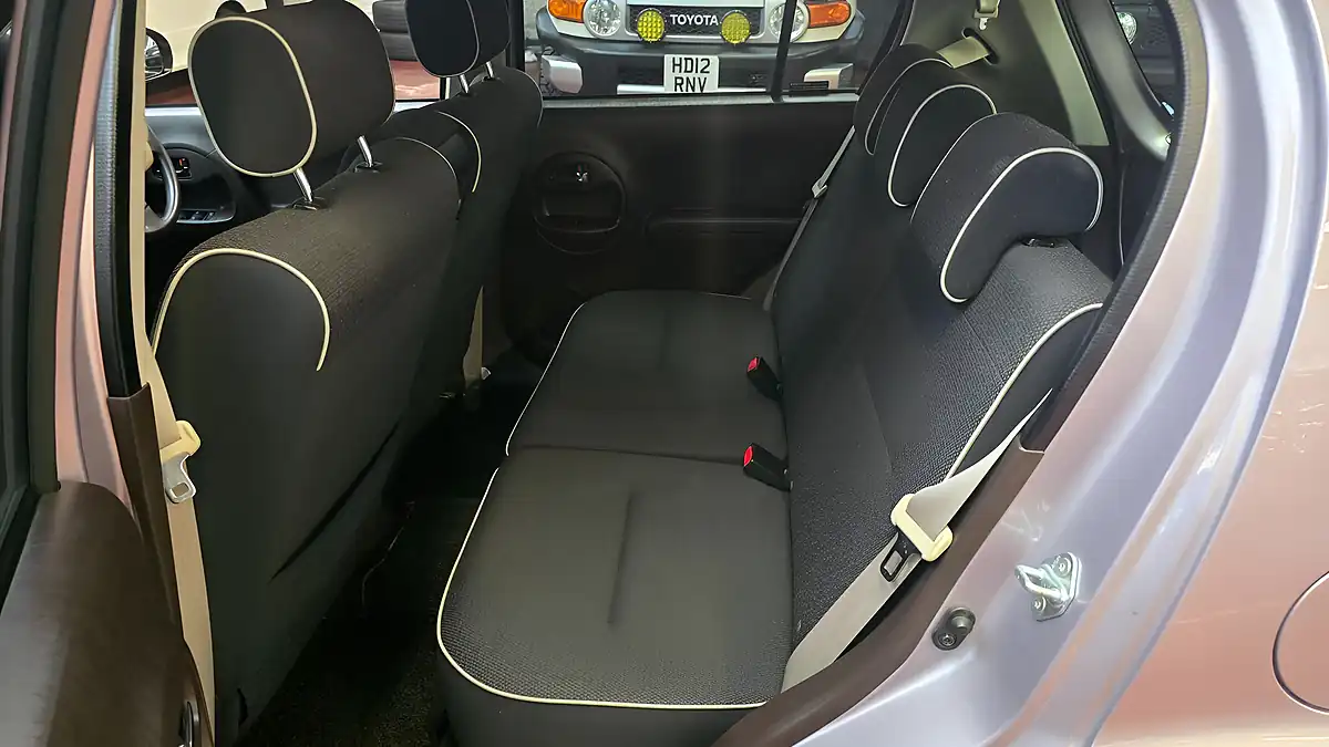 Used 2015 Toyota Yaris Hatchback Silver - Interior and Exterior details 5
