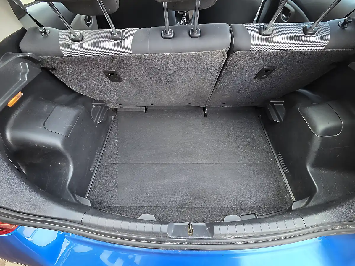 Used 2015 Toyota Yaris Icon Blue - Interior and Exterior details 16