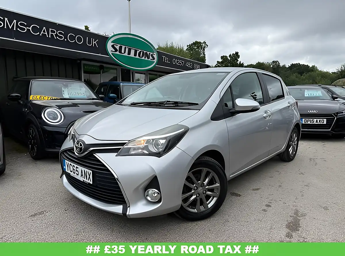 Used 2015 Toyota Yaris Icon Silver - Front View