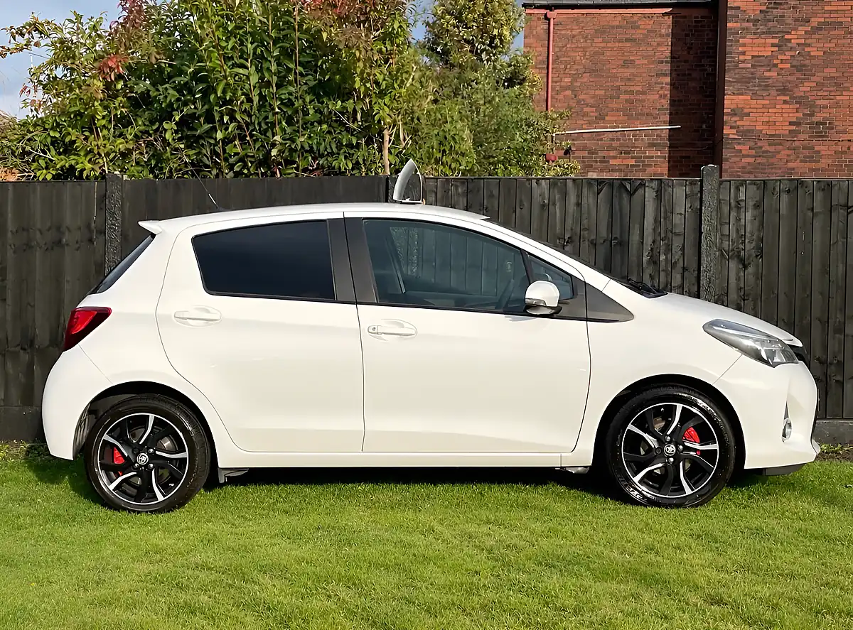 Used 2015 Toyota Yaris Sport Pure White - Interior and Exterior details 9
