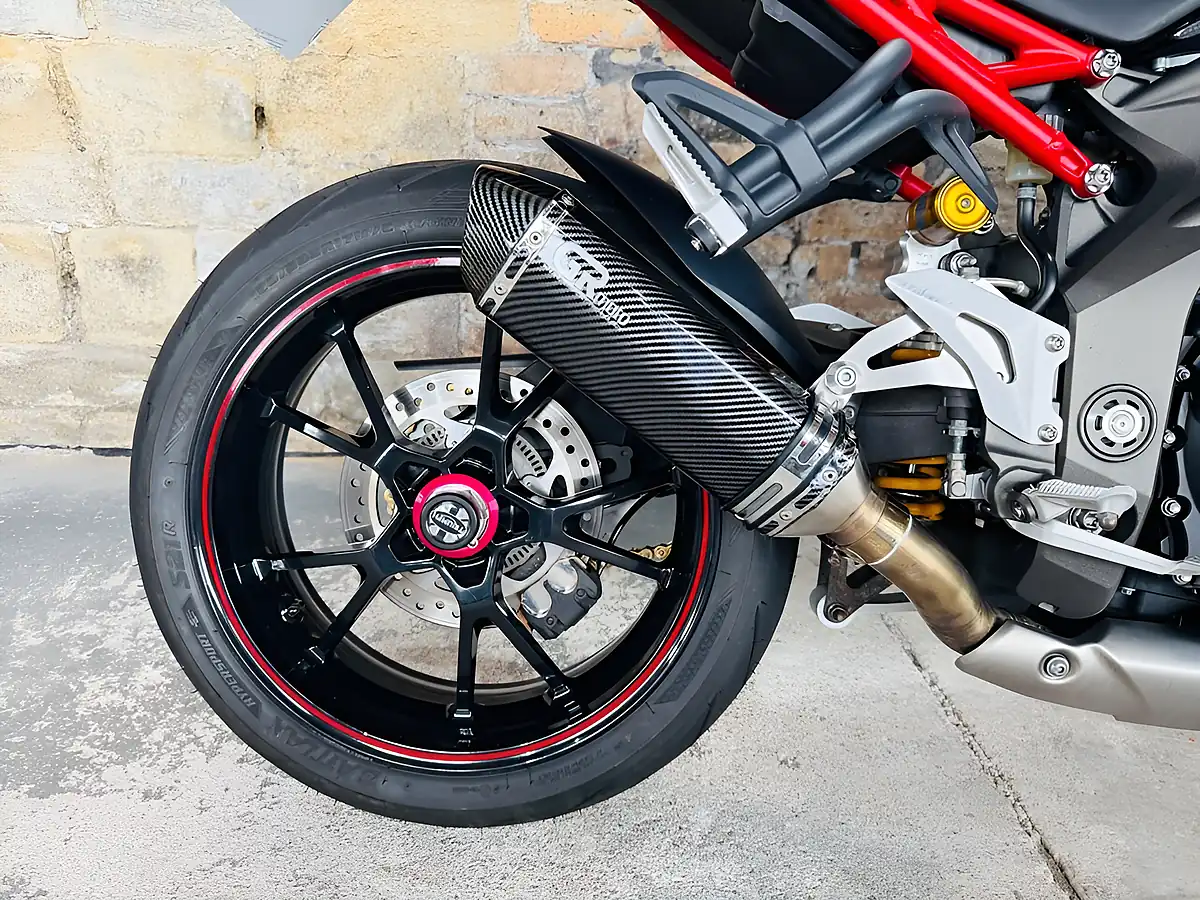 Used 2015 Triumph Speed Triple 1050 R Grey - Interior and Exterior details 10
