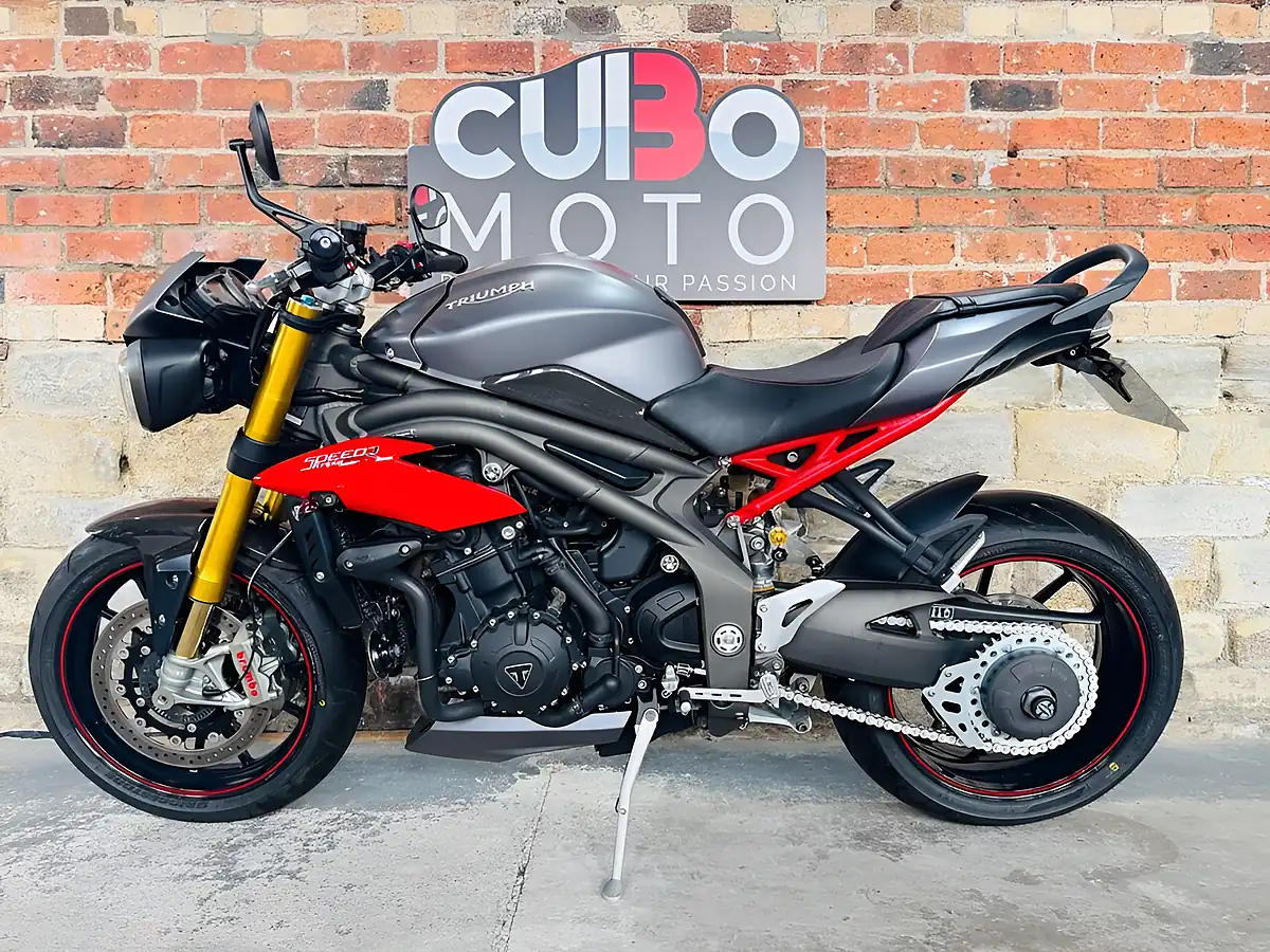 Used 2015 Triumph Speed Triple 1050 R Grey - Interior and Exterior details 11