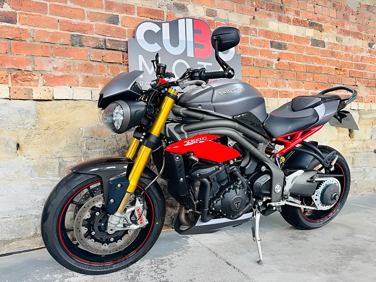 Used 2015 Triumph Speed Triple 1050 R Grey - Interior and Exterior details 12