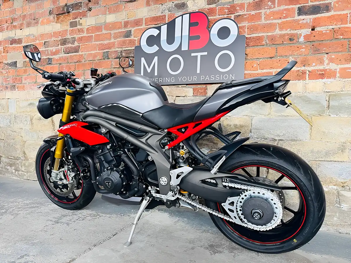 Used 2015 Triumph Speed Triple 1050 R Grey - Interior and Exterior details 13