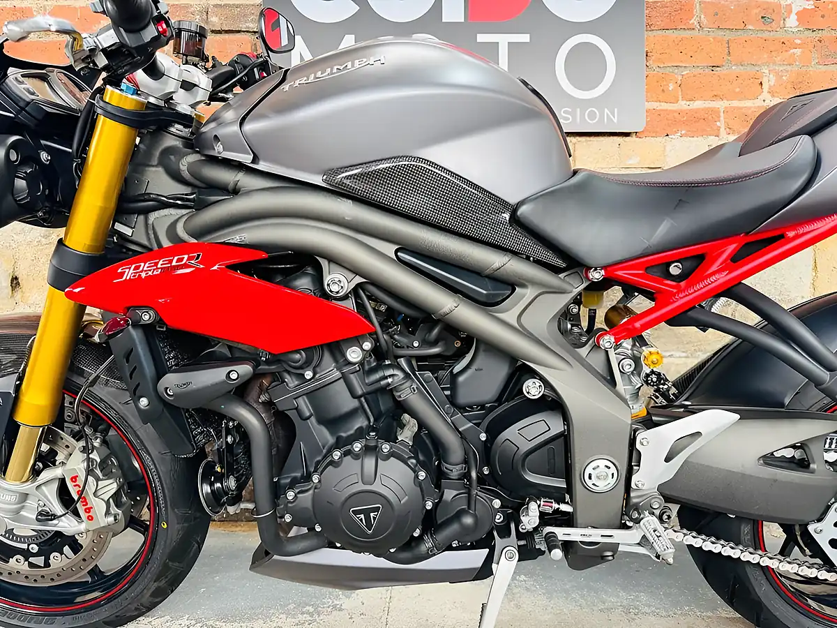 Used 2015 Triumph Speed Triple 1050 R Grey - Interior and Exterior details 15