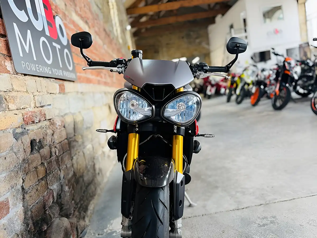 Used 2015 Triumph Speed Triple 1050 R Grey - Interior and Exterior details 19