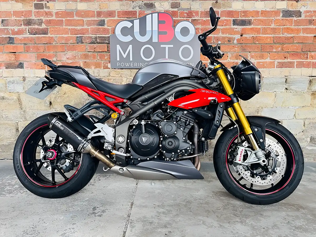 Used 2015 Triumph Speed Triple 1050 R Grey - Interior and Exterior details 2