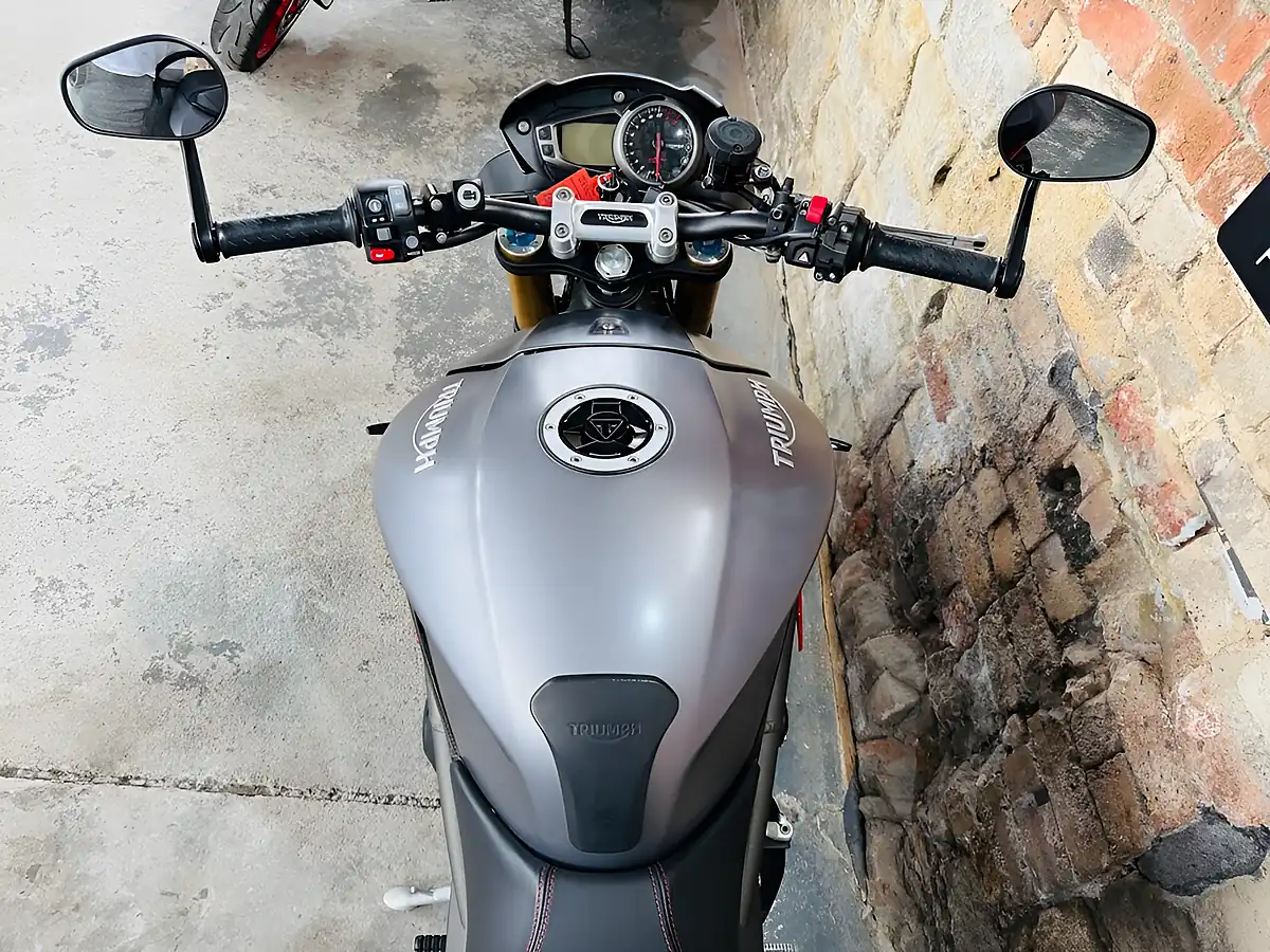 Used 2015 Triumph Speed Triple 1050 R Grey - Interior and Exterior details 20