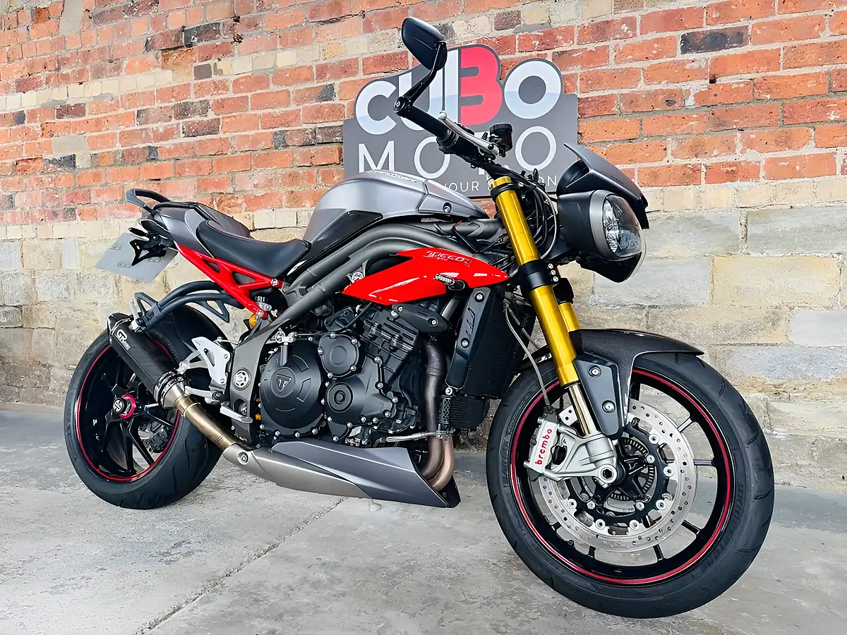 Used 2015 Triumph Speed Triple 1050 R Grey - Interior and Exterior details 3