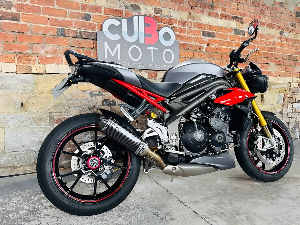Used 2015 Triumph Speed Triple 1050 R Grey - Interior and Exterior details 4