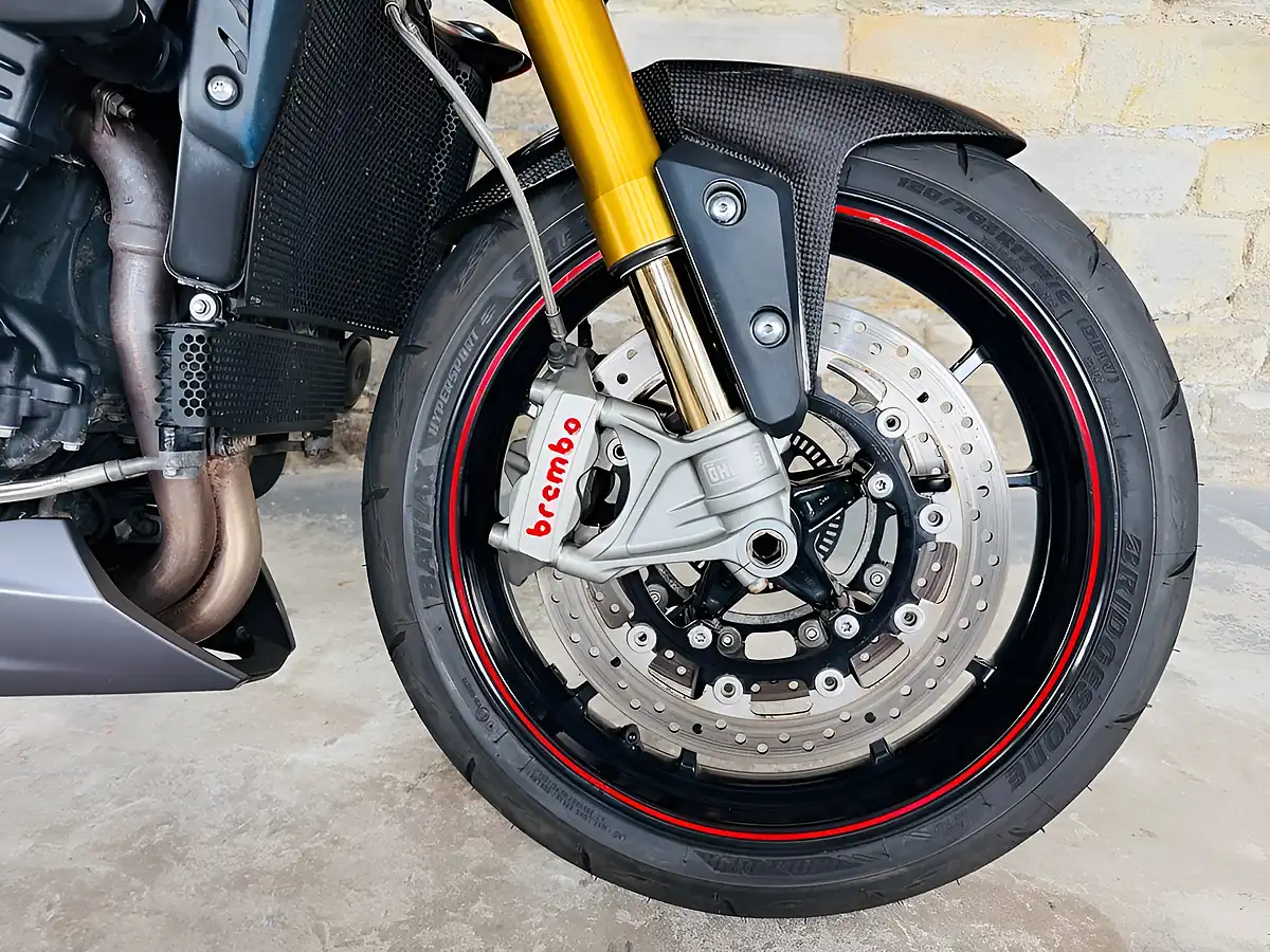 Used 2015 Triumph Speed Triple 1050 R Grey - Interior and Exterior details 5