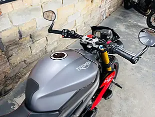 Used 2015 Triumph Speed Triple 1050 R Grey - Interior and Exterior details 8