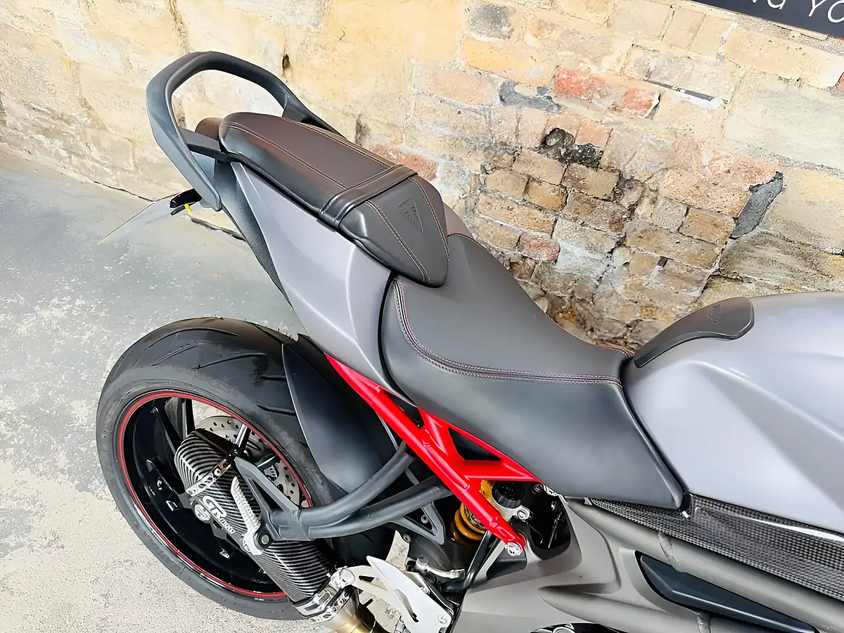 Used 2015 Triumph Speed Triple 1050 R Grey - Interior and Exterior details 9