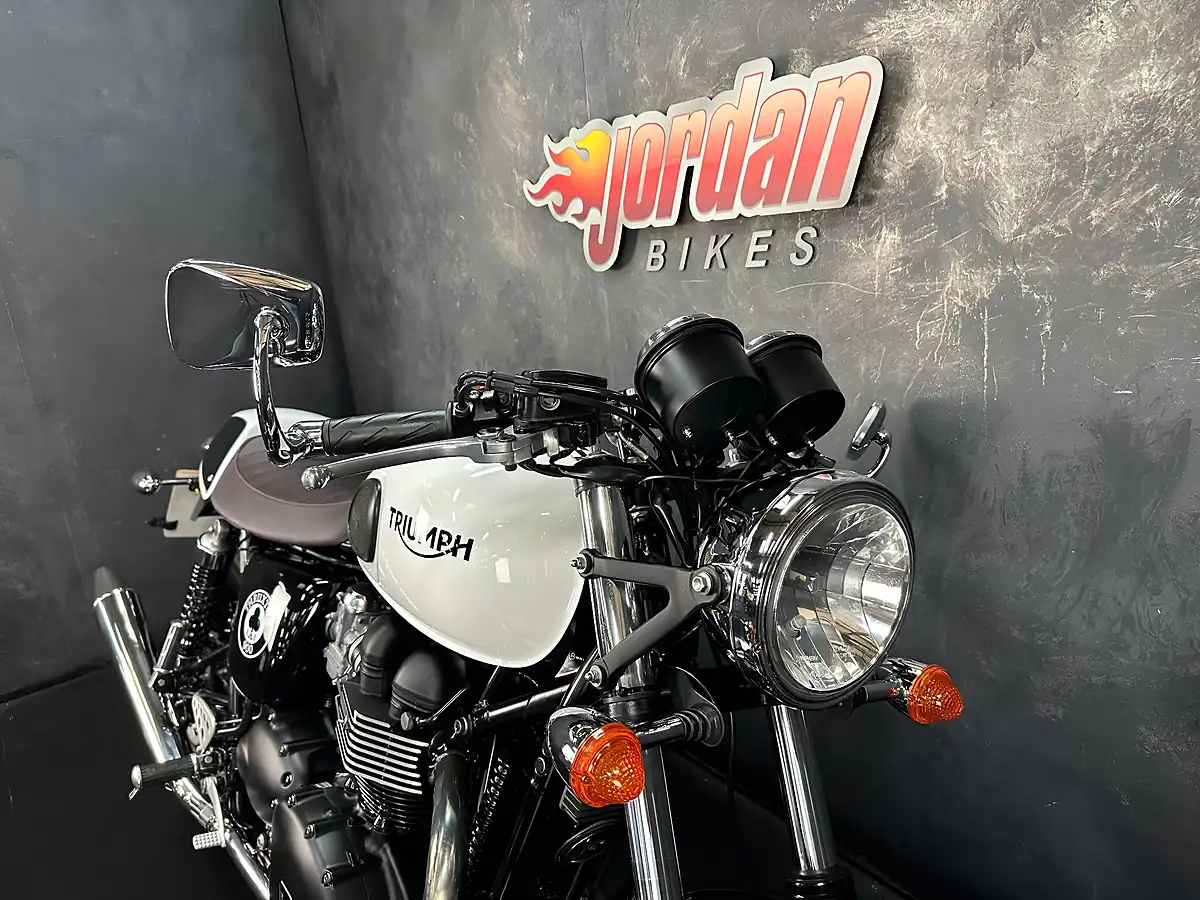Used 2015 Triumph Thruxton 900 Ace Cafe Special Edition White - Interior and Exterior details 11