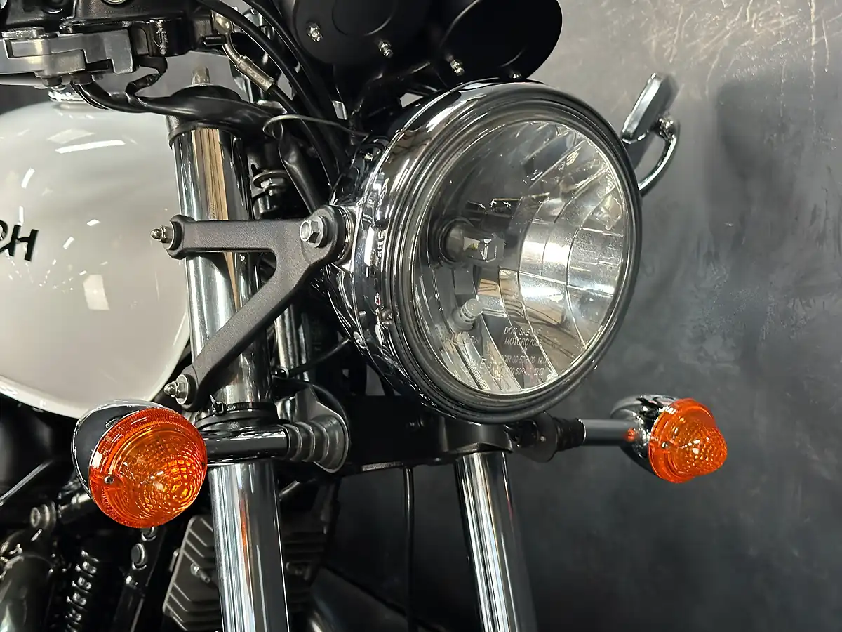 Used 2015 Triumph Thruxton 900 Ace Cafe Special Edition White - Interior and Exterior details 12