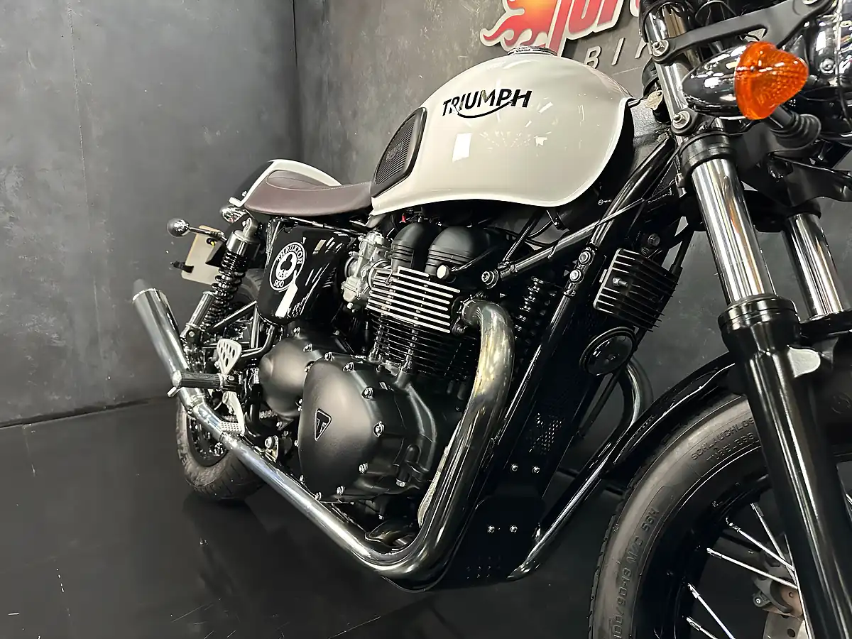 Used 2015 Triumph Thruxton 900 Ace Cafe Special Edition White - Interior and Exterior details 16