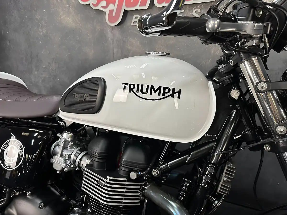 Used 2015 Triumph Thruxton 900 Ace Cafe Special Edition White - Interior and Exterior details 17