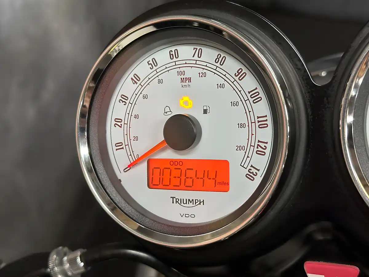Used 2015 Triumph Thruxton 900 Ace Cafe Special Edition White - Interior and Exterior details 3