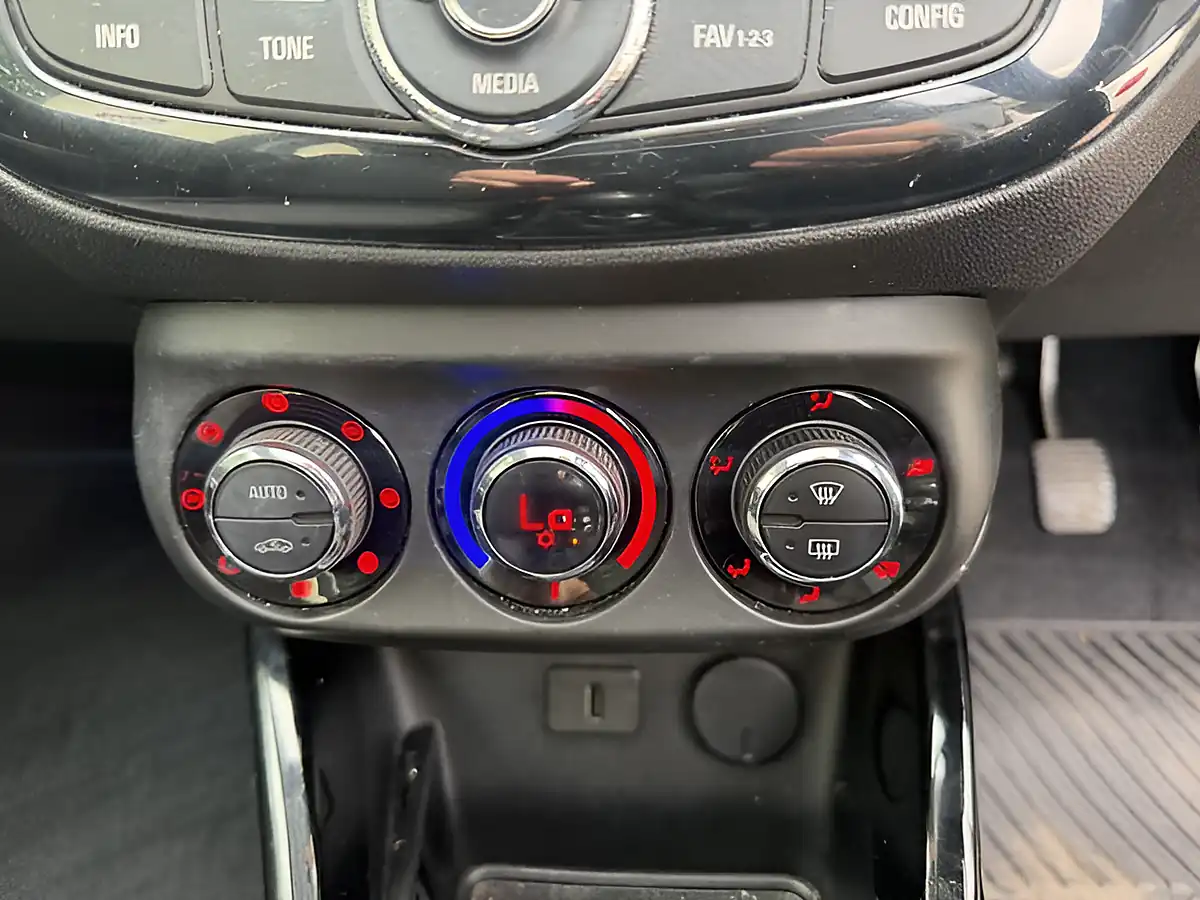 Used 2015 Vauxhall Adam Glam Black - Interior and Exterior details 17