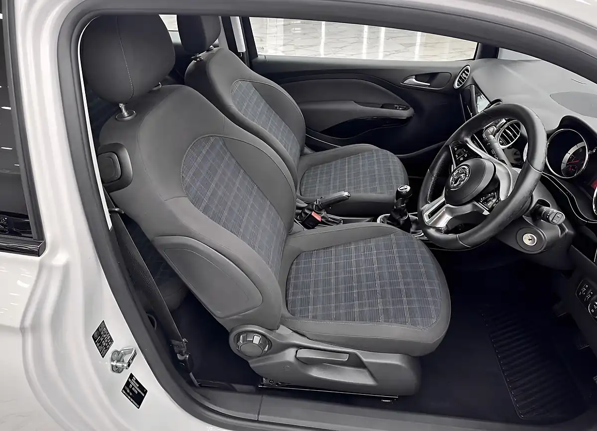 Used 2015 Vauxhall Adam Glam White - Interior and Exterior details 7