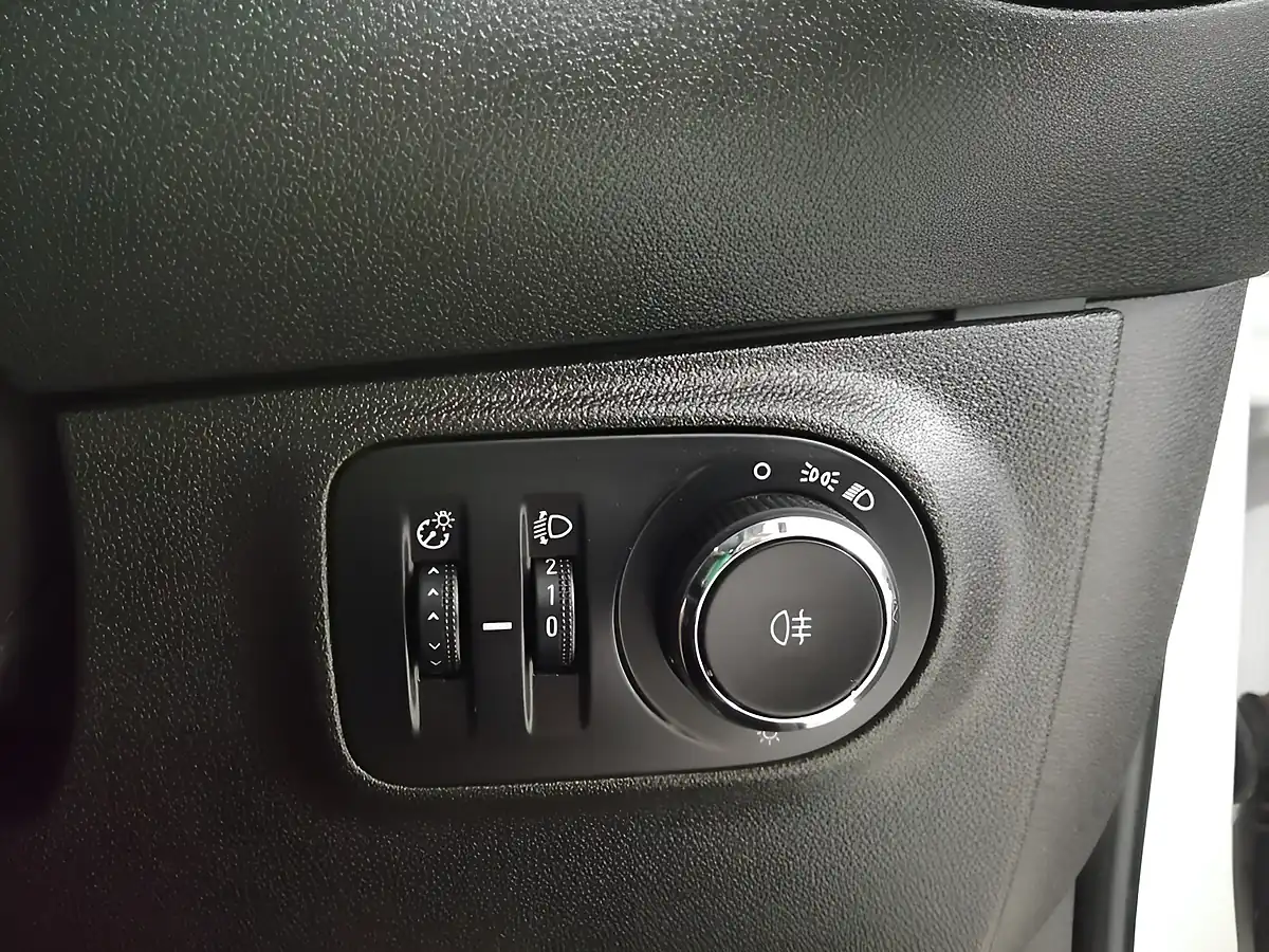 Used 2015 Vauxhall Adam Jam White - Interior and Exterior details 11