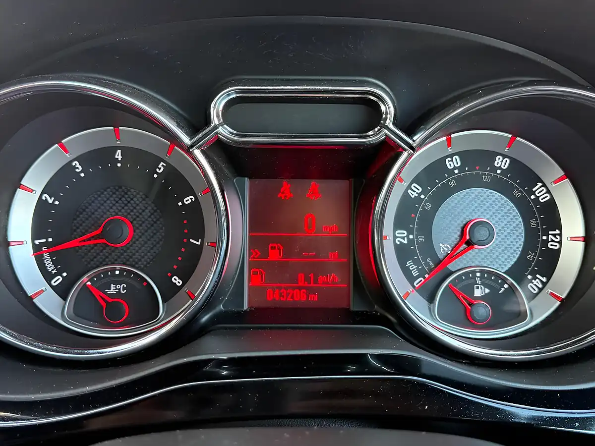 Used 2015 Vauxhall Adam Rocks Air White - Interior and Exterior details 18