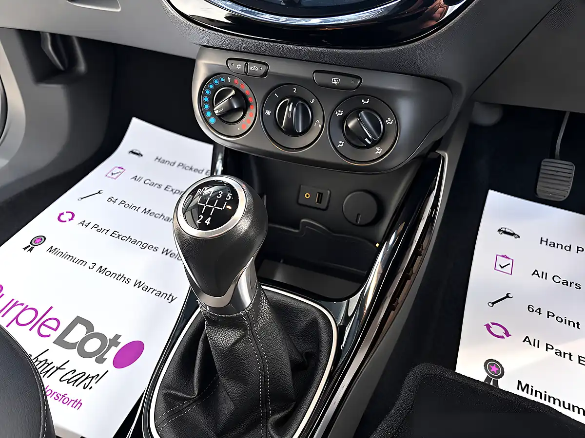 Used 2015 Vauxhall Adam Rocks Air White - Interior and Exterior details 17