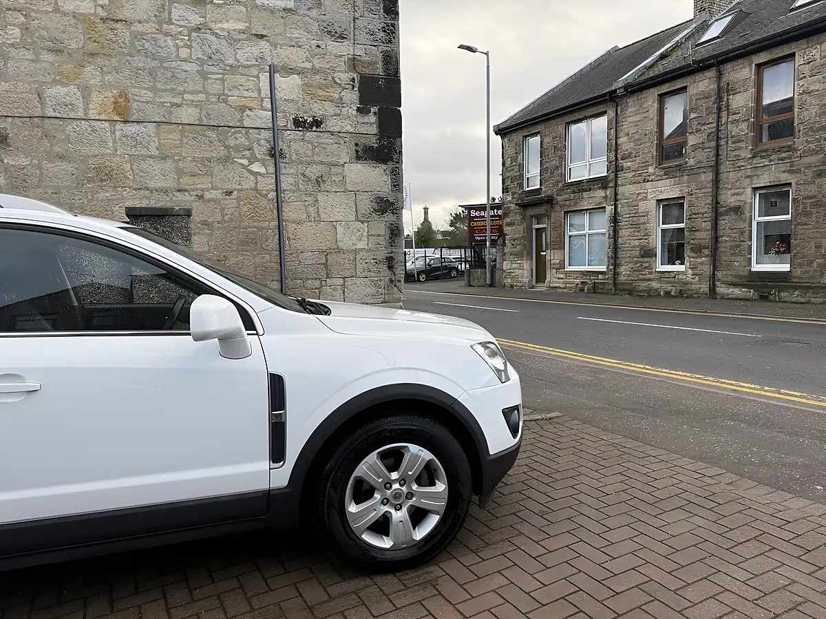 Used 2015 Vauxhall Antara Exclusiv White - Interior and Exterior details 16